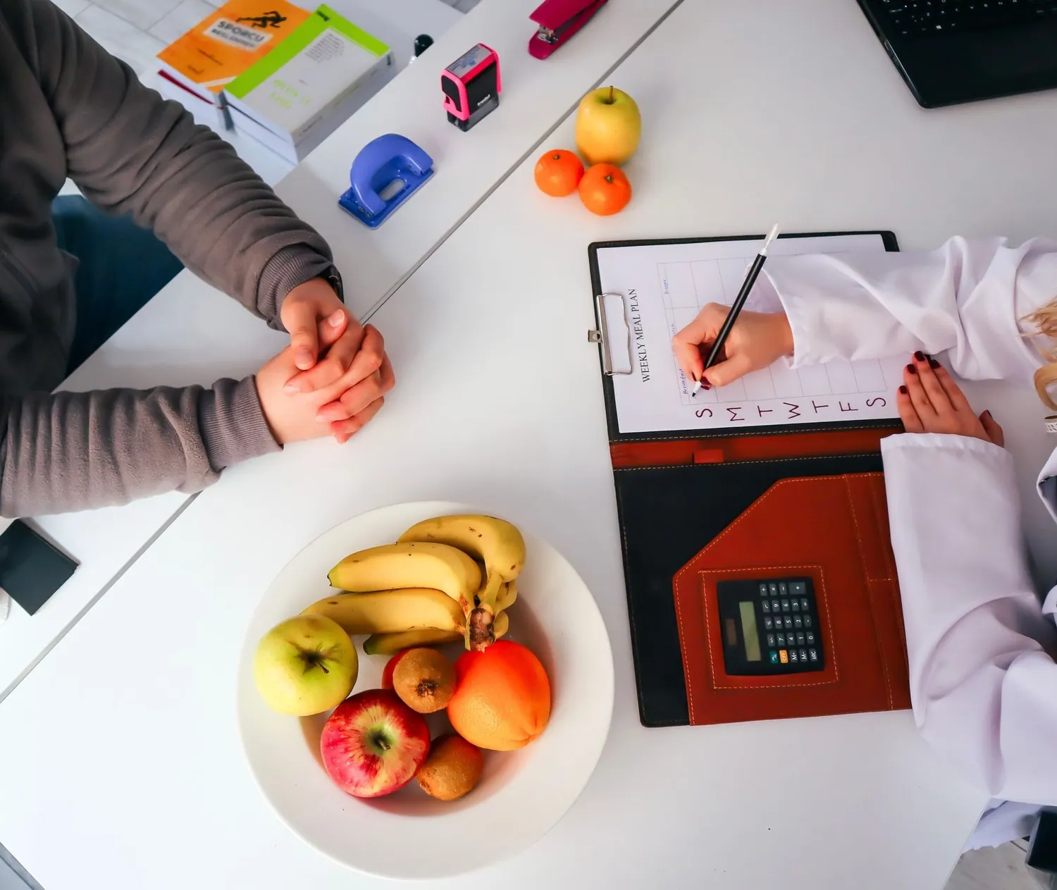 Planejamento alimentar com frutas sobre a mesa