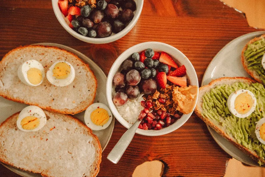 Café da manhã equilibrado com frutas, ovos e pão